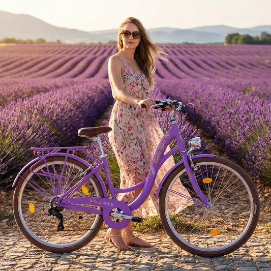 Berlin Bike Bella 2 Damenfahrrad 28 Zoll in Lila im eleganten City-Design vor einem Lavendelfeld – leichtes und günstiges Citybike bei fahrradkauf24.de, schneller Versand in Deutschland