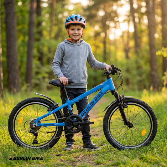 Berlin Bike MTB1 20 Zoll Kinderfahrrad in Blau – Junge steht neben dem Rad im Park, leichtes und stabiles Kindermountainbike bei fahrradkauf24.de, schneller Versand in Deutschland