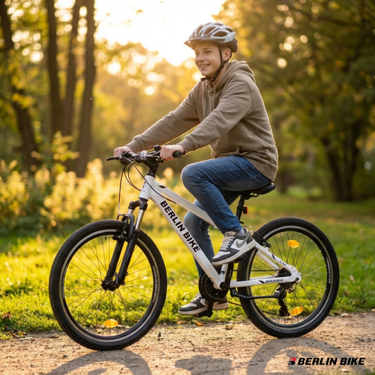 Berlin Bike MTB1 24 Zoll Kinderfahrrad in Weiß – Junge fährt das Rad im Park, leichtes und stabiles Kindermountainbike bei fahrradkauf24.de, schneller Versand in Deutschland