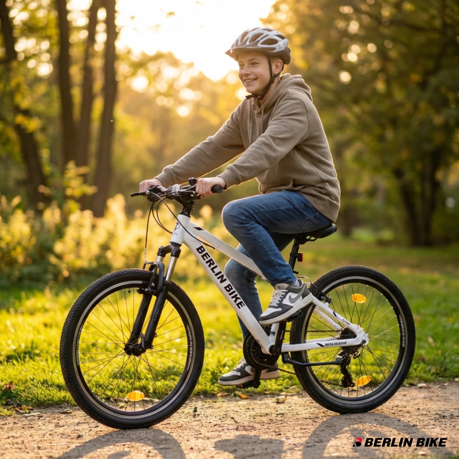 Berlin Bike MTB1 24 Zoll Kinderfahrrad in Weiß – Junge fährt das Rad im Park, leichtes und stabiles Kindermountainbike bei fahrradkauf24.de, schneller Versand in Deutschland